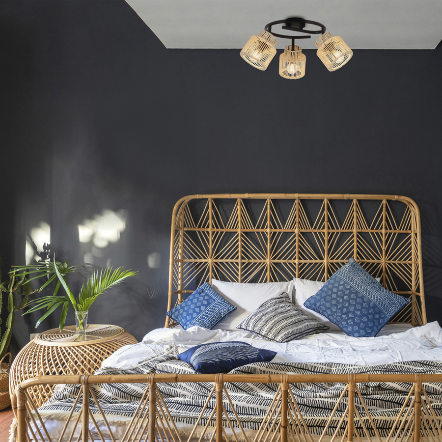 Plafonnier Cancun 3 lampes en métal noir avec abat-jour en cordelette naturelle installées dans une chambre avec décoration en rotin - Dakar, Sénégal
