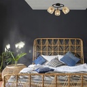 Plafonnier Cancun 3 lampes en métal noir avec abat-jour en cordelette naturelle installées dans une chambre avec décoration en rotin - Dakar, Sénégal