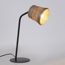 Lampe à poser Nude allumée, avec un abat-jour en ficelle tressée naturelle et une base en métal noir, émettant une lumière douce.Dakar, Sénégal