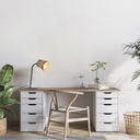 Lampe à poser Nude placée sur un bureau avec des plantes, un meuble blanc et un décor épuré.Dakar-Sénègal