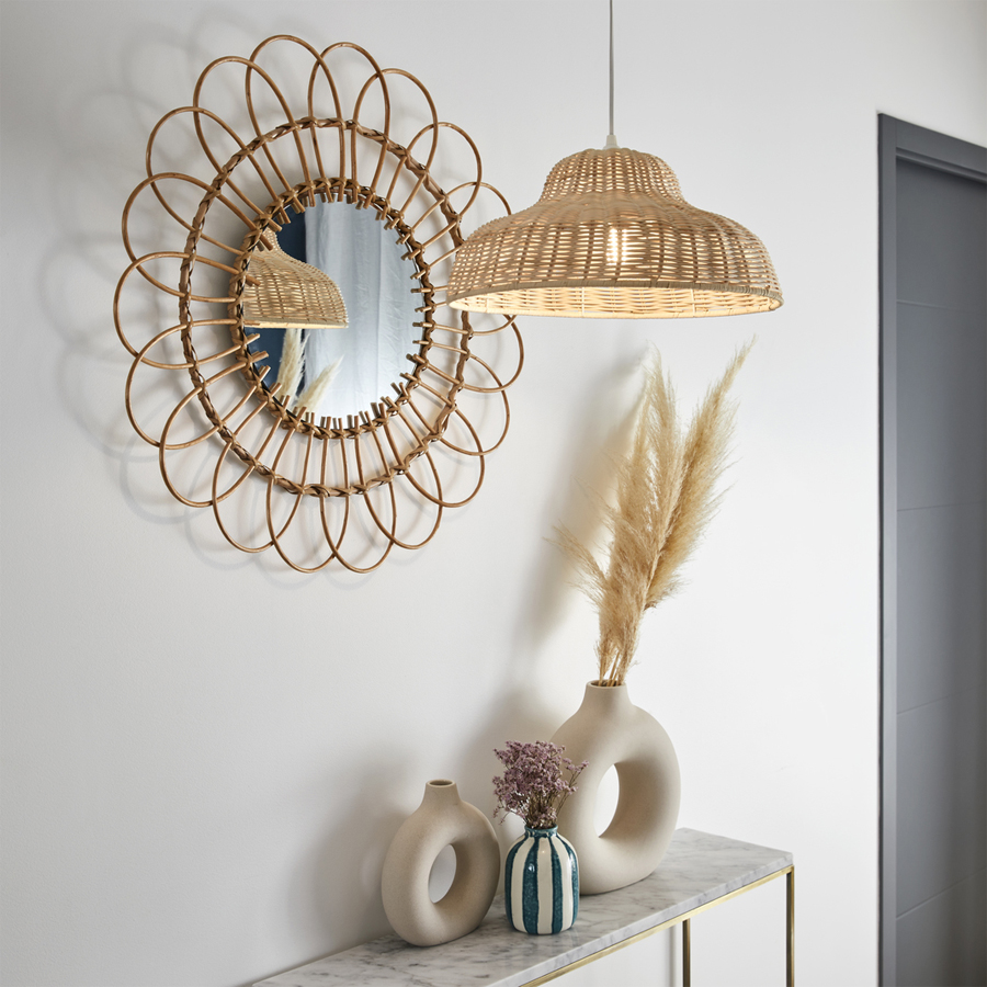 Suspension Samena en rotin tressé naturel, intégrée dans une décoration intérieure bohème avec miroir et vases décoratifs, Dakar, Sénégal.