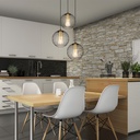 Lustre Eusebius suspendu dans une cuisine moderne, apportant une touche sophistiquée avec ses lampes en verre fumé.