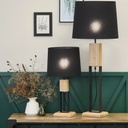 Lampe à poser design exposée dans un beau décor en bois naturel et métal noir H100