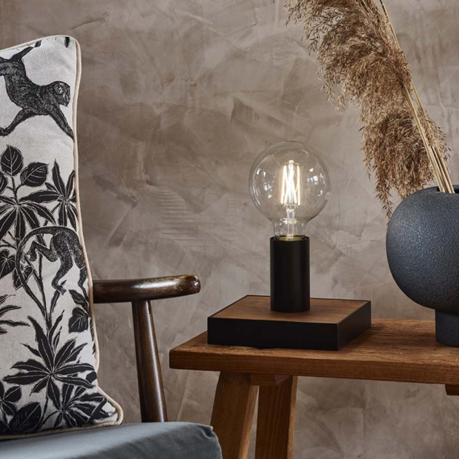 Mise en situation de la lampe à poser Konrd disponible sur Dakar, Sénégal