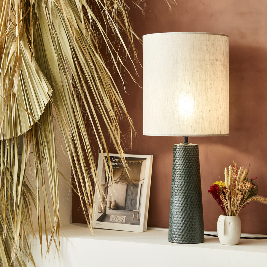 Mise en situation de la belle lampe à poser en céramique disponible sur Dakar, Sénégal