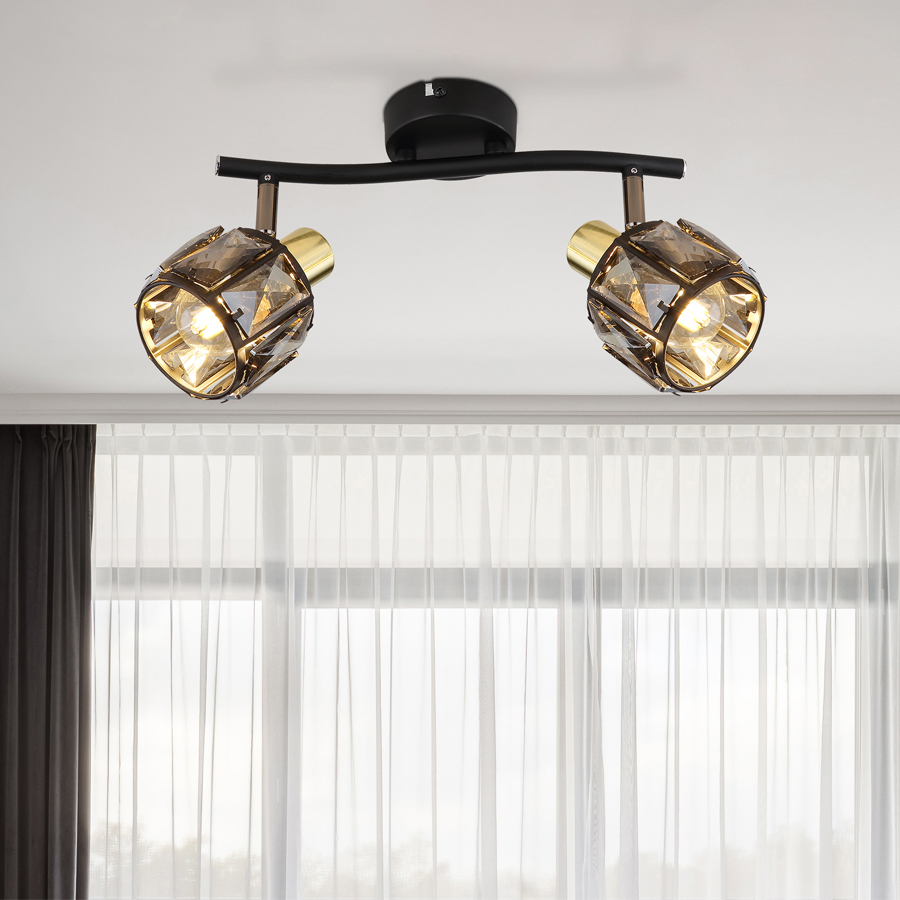 Spot/plafonnier Indiana 2 lampes en métal noir et doré - Installation dans un salon moderne avec rideaux blancs - Dakar, Sénégal
