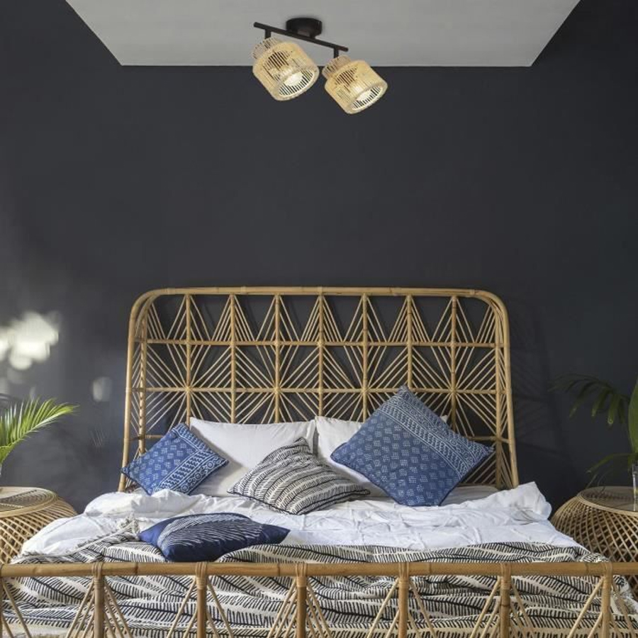Spot/plafonnier Cancun 2 lampes installées dans une chambre avec décoration en rotin - Ambiance chaleureuse