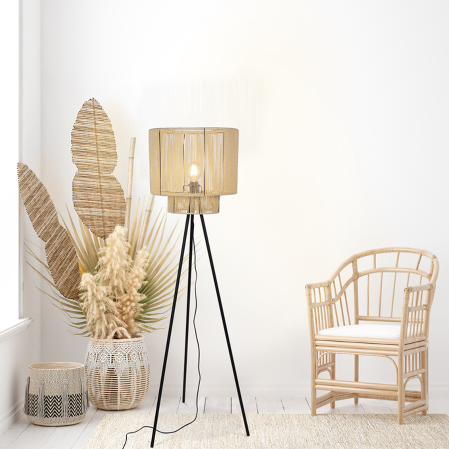 Belle exposition du lampadaire trépied en métal et abat-jour en cordelette tressée naturel H150.Disponible sur Dakar, Sénègal