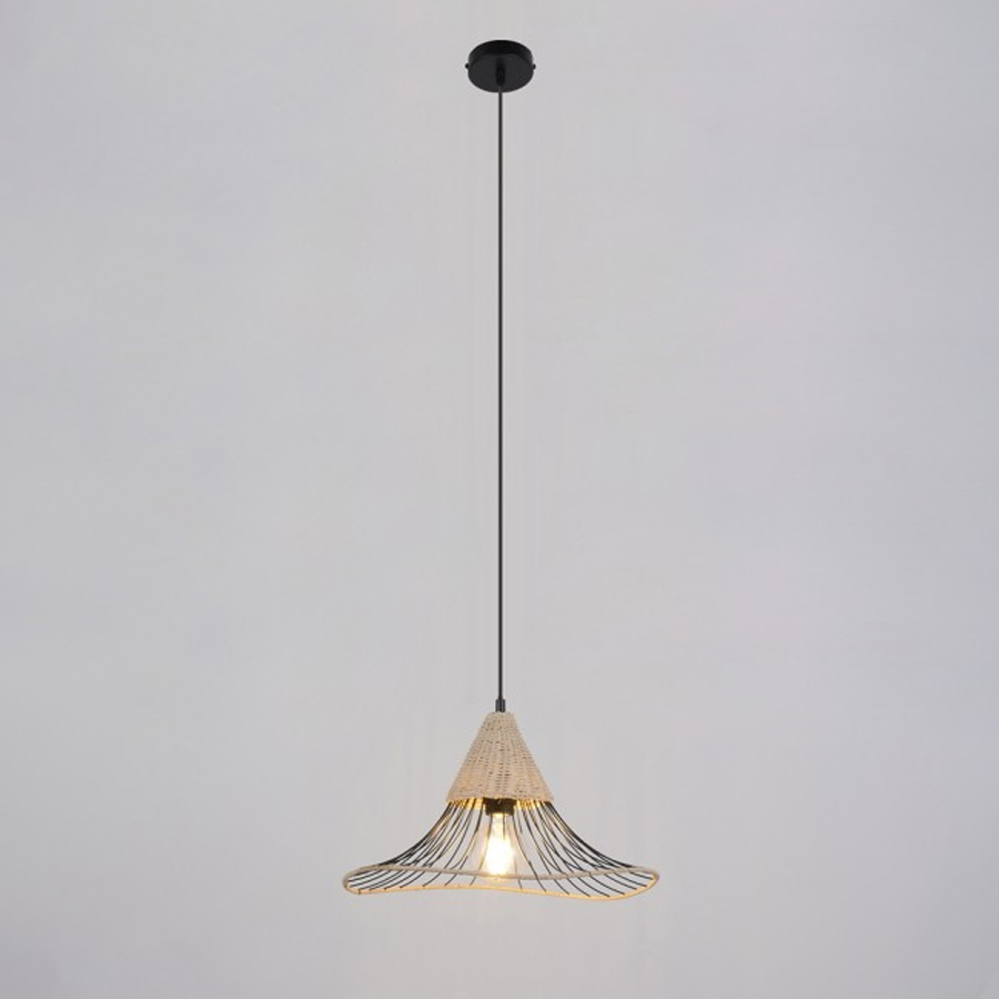 Suspension Lizzie conique en métal et rotin, suspendue dans une pièce moderne avec une décoration élégante et lumineuse à Dakar, Sénégal.