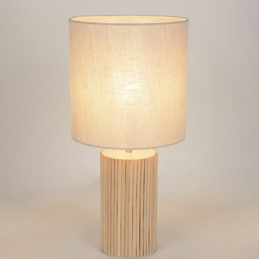 Lampe à poser Riva en bois naturel avec abat-jour en coton, vue du pied et de l'abat-jour