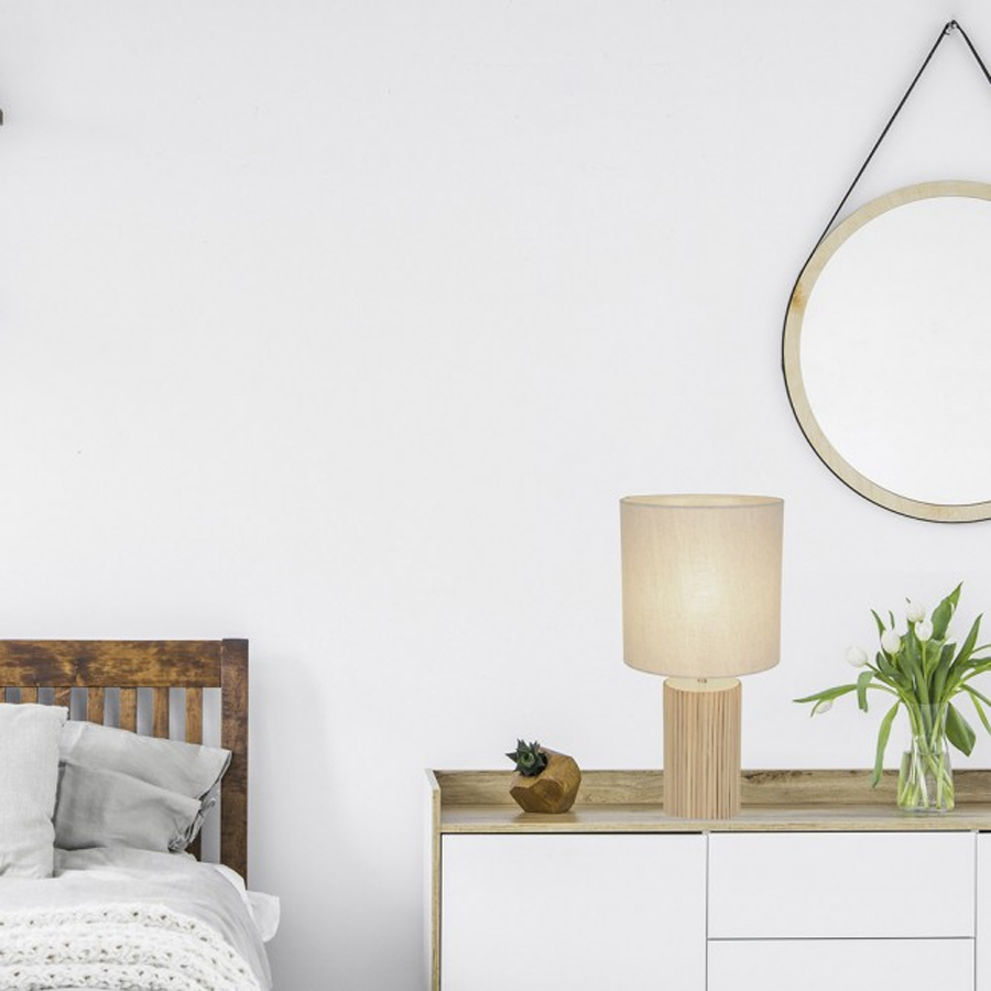 Lampe à poser Riva en bois naturel avec abat-jour en coton, lumière allumée. Disponible sur Dakar, Sénégal