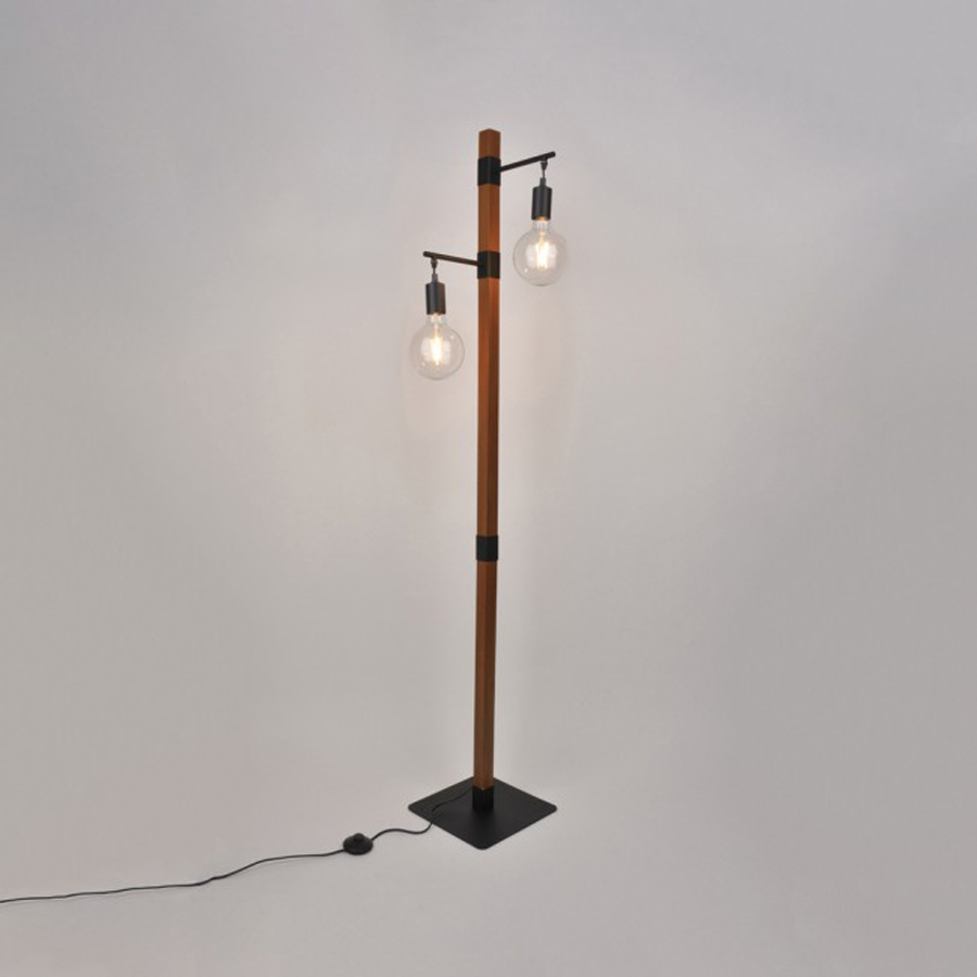 Vue complète du lampadaire Aalto avec ses deux globes en verre transparent sur une base carrée – Dakar, Sénégal.