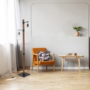 Lampadaire Aalto dans un intérieur moderne, éclairant une salle de séjour avec des accents chaleureux – Dakar, Sénégal.