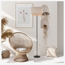 Lampadaire Boheme en velours sable et raphia, placé dans un salon moderne avec fauteuil en osier et décoration naturelle à Dakar, Sénégal