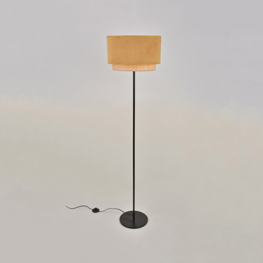 Lampadaire Boheme en velours moutarde et raphia, design élégant avec double cylindre, idéal pour un intérieur chaleureux et stylé à Dakar, Sénégal
