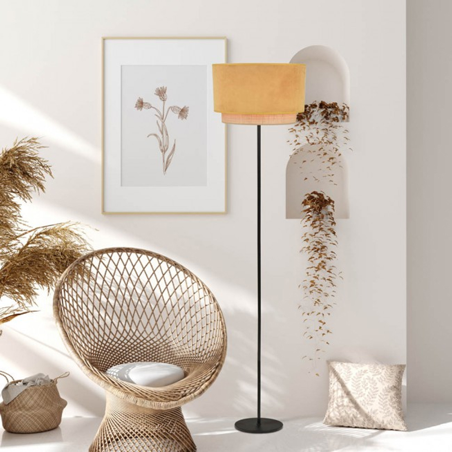 Lampadaire Boheme en velours moutarde et raphia, placé dans un salon cosy avec fauteuil en osier et décor naturel à Dakar, Sénégal