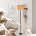Lampadaire Boheme en velours moutarde et raphia, placé dans un salon cosy avec fauteuil en osier et décor naturel à Dakar, Sénégal