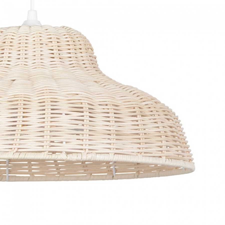 Détail de la suspension Samena en rotin tressé naturel, mettant en valeur son design artisanal et élégant, Dakar, Sénégal.