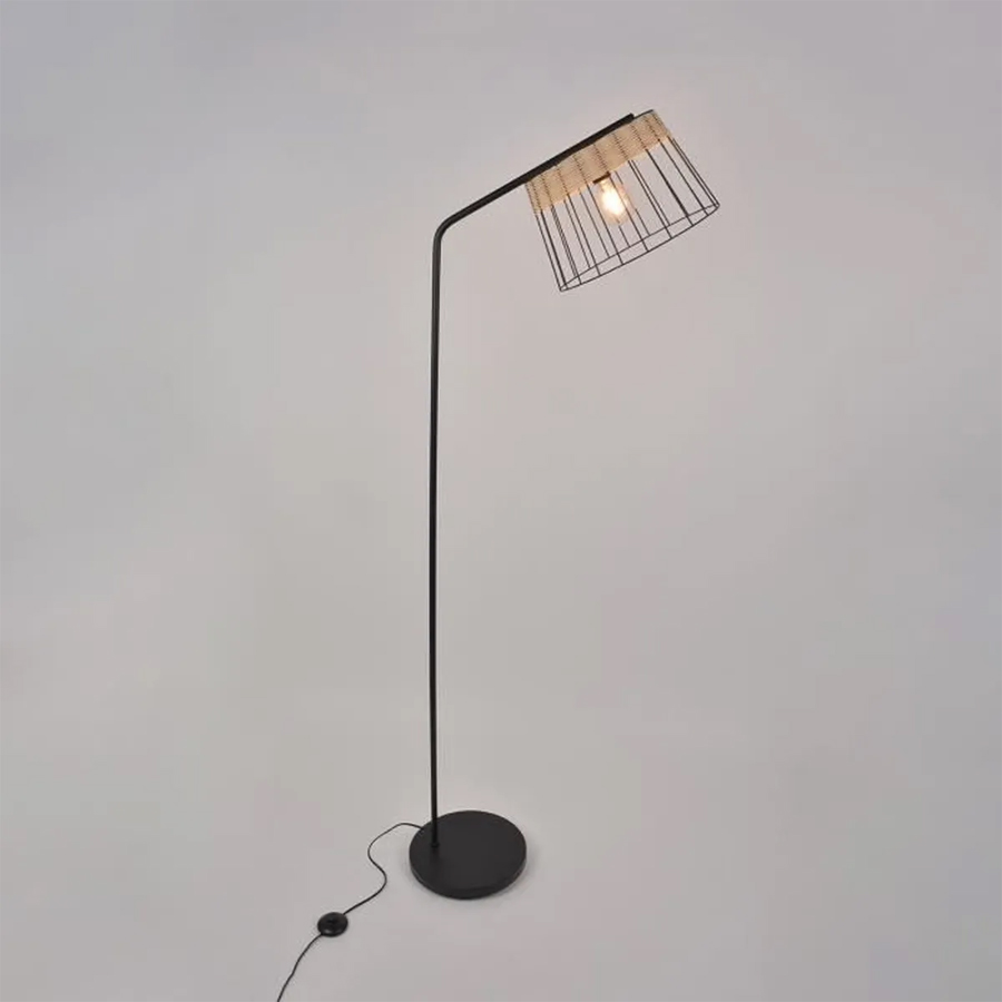 Lampadaire Indah en métal noir avec abat-jour en rotin naturel, design élégant et moderne pour un éclairage chaleureux à Dakar, Sénégal
