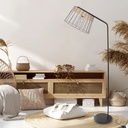 Lampadaire Indah en métal noir et rotin naturel, placé dans un salon moderne avec mobilier en bois clair et décoration naturelle à Dakar, Sénégal