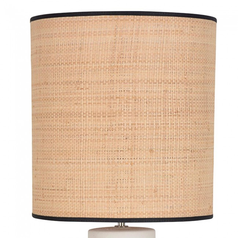 Détail de l'abat-jour de la lampe à poser Venus en fibre naturelle avec bordure noire, avec une base en céramique blanche.