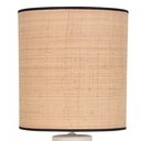 Détail de l'abat-jour de la lampe à poser Venus en fibre naturelle avec bordure noire, avec une base en céramique blanche.