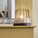 Lampe à poser Indah avec base en métal noir et abat-jour en rotin naturel - Dakar, Sénégal
