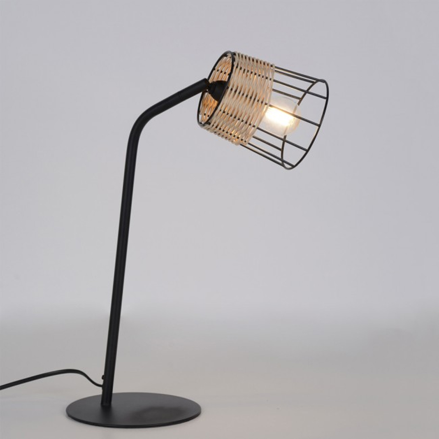 Lampe à poser Indah en métal noir et rotin naturel, sur un bureau avec des plantes, Dakar, Sénégal