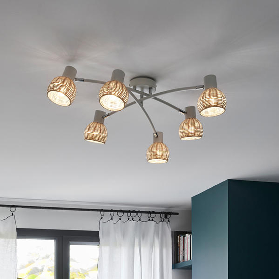 Spot / Plafonnier Calanques 6 lampes en métal doré et rotin tressé, installées dans un intérieur moderne - Dakar, Sénégal.