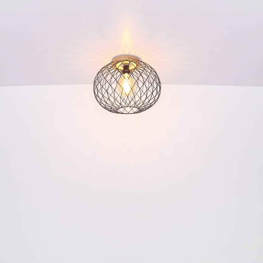 Vue rapprochée du plafonnier Lacky 2 lampes avec détails en bambou et finition en métal noir – Dakar, Sénégal.