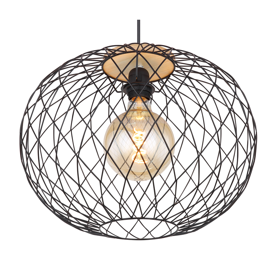 Gros plan sur l'ampoule de la suspension Lacky - Zoom sur le design unique et la structure en métal noir mat et MDF. Dakar, Sénégal.
