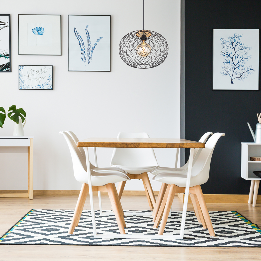 Suspension Lacky installée dans une salle à manger moderne - Intégration élégante dans un espace contemporain avec des meubles blancs et bois. Dakar, Sénégal.