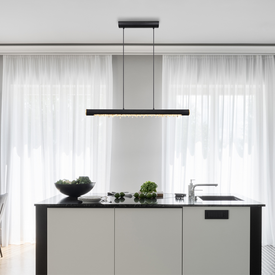 Suspension Félicitas en métal noir mat, installée dans une cuisine moderne avec lumière jaune chaleureuse, Dakar, Sénégal