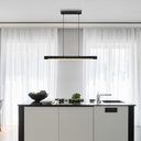 Suspension Félicitas en métal noir mat, installée dans une cuisine moderne avec lumière jaune chaleureuse, Dakar, Sénégal