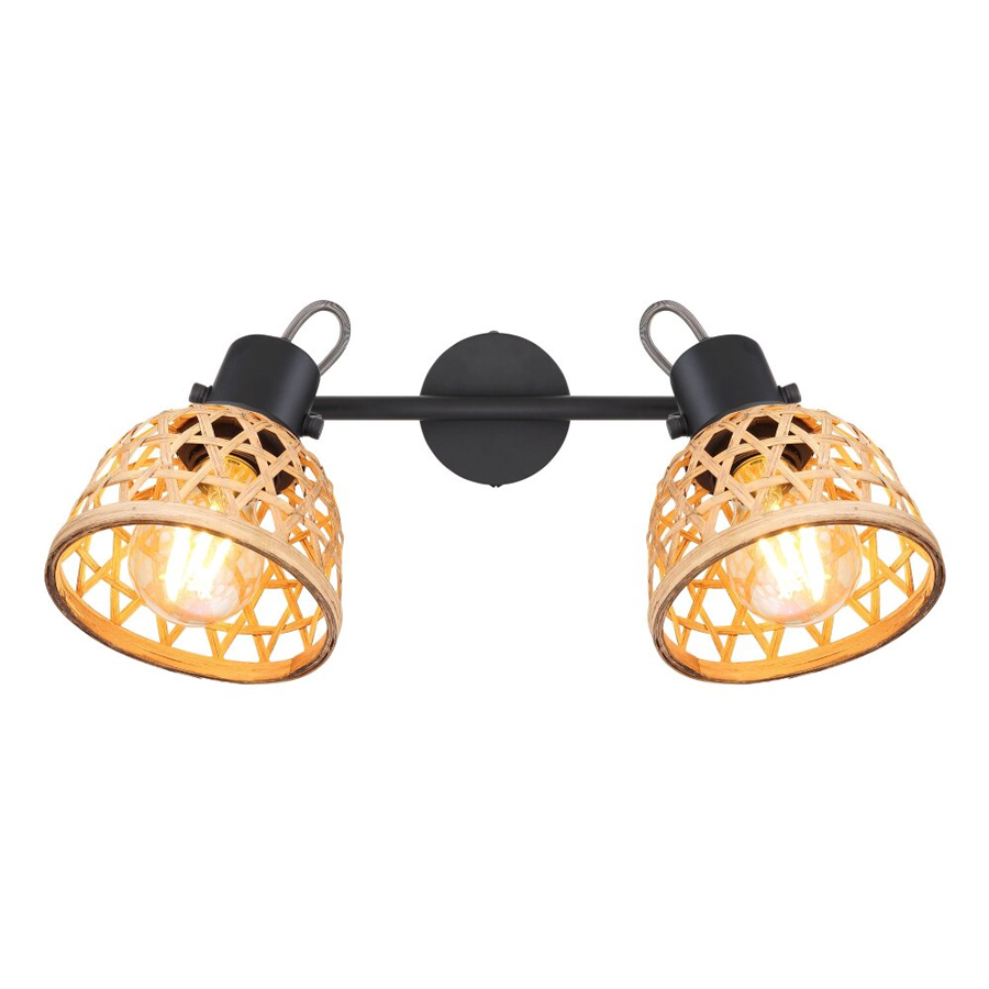 Vue rapprochée du plafonnier Wenna 2 lampes avec abat-jour tressé en bambou et structure en métal noir – Dakar, Sénégal.