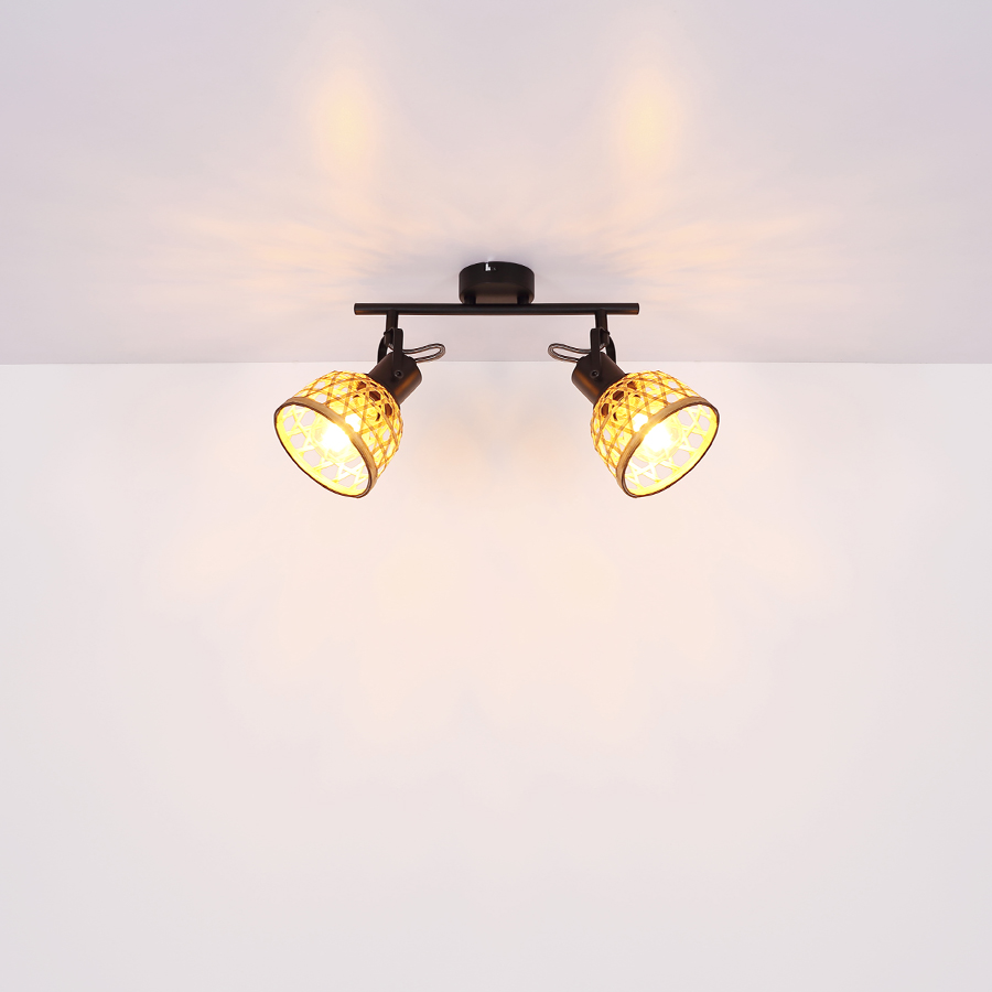 Spot/plafonnier Wenna 2 lampes allumées, diffusant une lumière douce à travers ses abat-jour en bambou – Dakar, Sénégal.