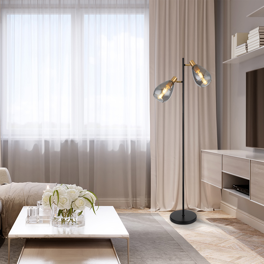 Lampadaire Fanni dans un salon moderne, lumière chaleureuse et design épuré, Dakar, Sénégal