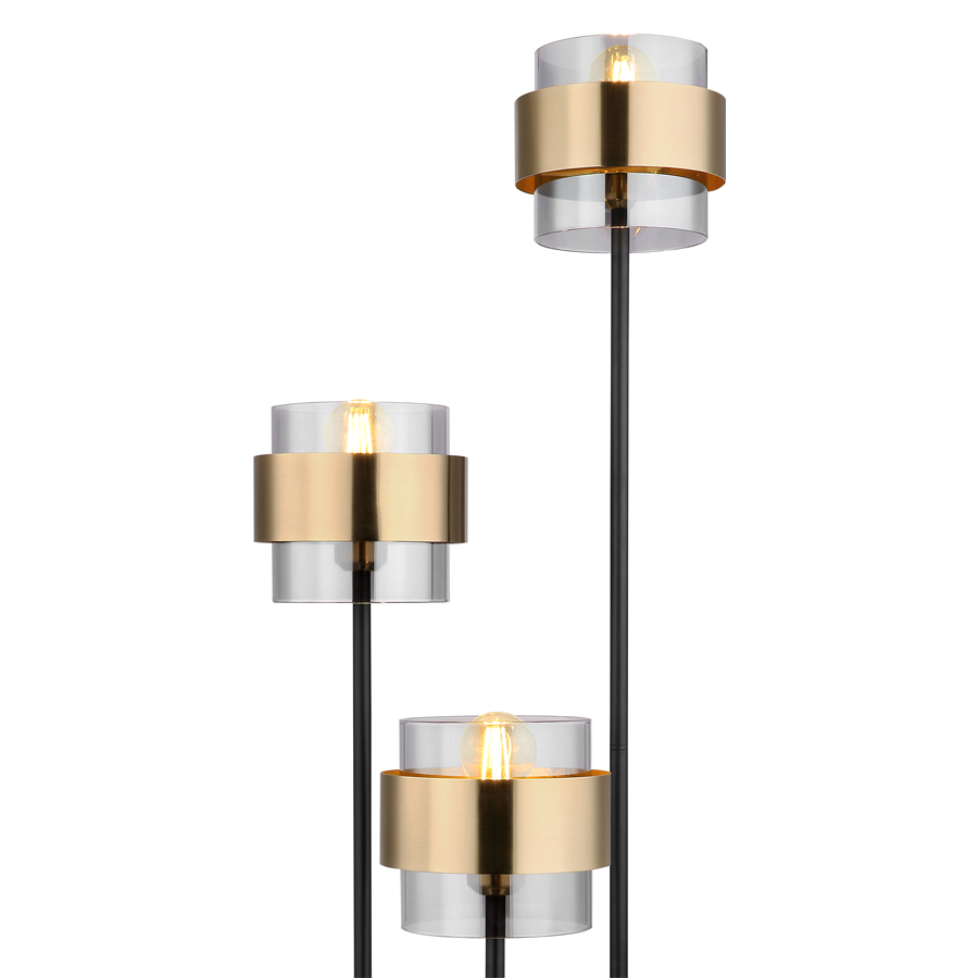 Zoom sur les lampes du lampadaire Milley avec verre fumé et anneau de laiton à Dakar, Sénégal