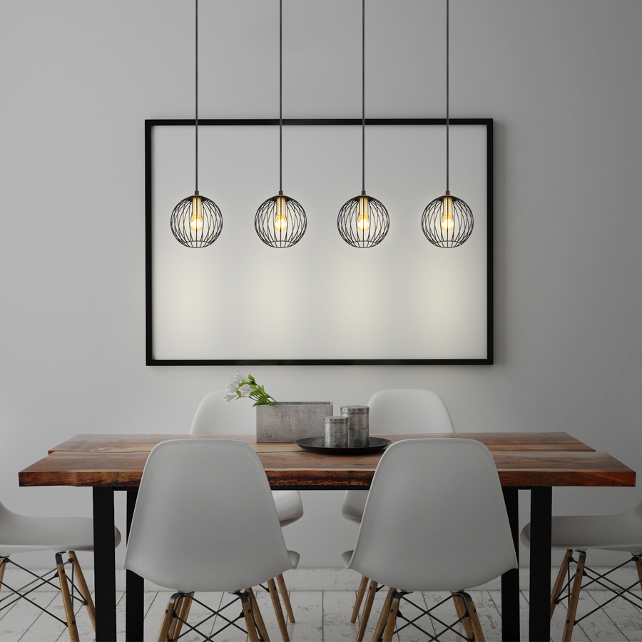 Lustre Eusebius avec 4 globes en verre fumé, suspendu au-dessus d'une table. Dakar, Sénégal