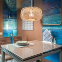Suspension Lucia installée dans une cuisine moderne avec une décoration chaleureuse, combinant métal blanc et bambou naturel à Dakar, Sénégal.