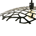 Suspension Leaf en métal découpé au laser noir et doré, vue rapprochée des motifs, Dakar, Sénégal