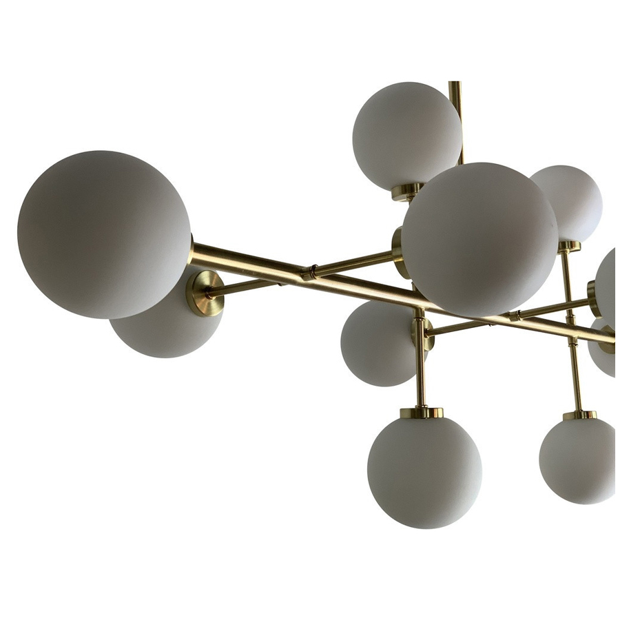 Lustre Titan à 10 lampes en métal laiton et globes en verre opaque, design contemporain, Dakar, Sénégal