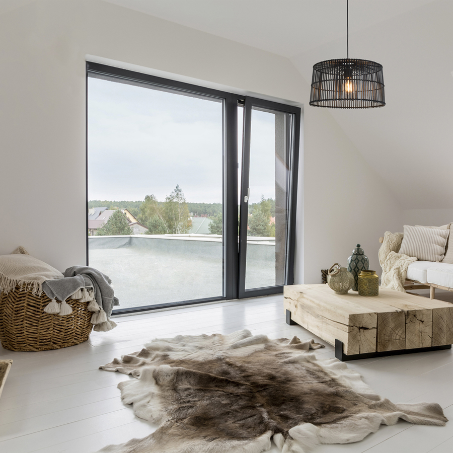 Suspension tambour Thaya en métal noir et bambou noir dans un intérieur lumineux avec vue sur terrasse, Dakar, Sénégal
