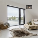 Suspension tambour Thaya en métal noir et bambou noir dans un intérieur lumineux avec vue sur terrasse, Dakar, Sénégal