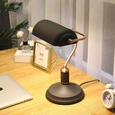 Belle mise en situation de la lampe à poser en métal bleu sablé et nickel satiné