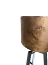 Zoom sur l'abat-jour de la lampe à poser en métal noir et plastique marron