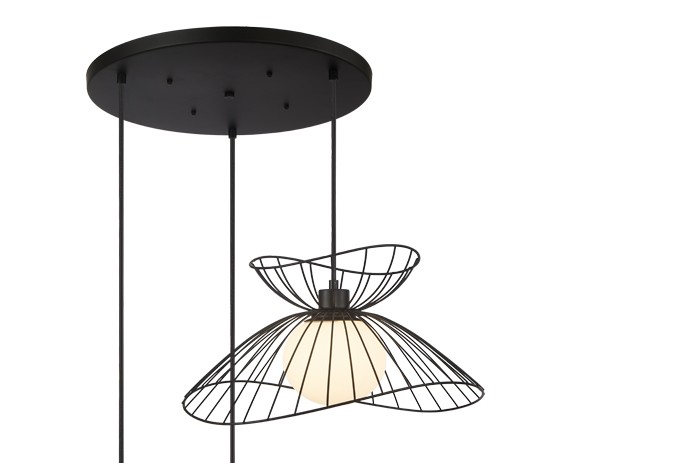 Beau lustre de 3 lampes en métal noir et verre. Dakar, Sénégal