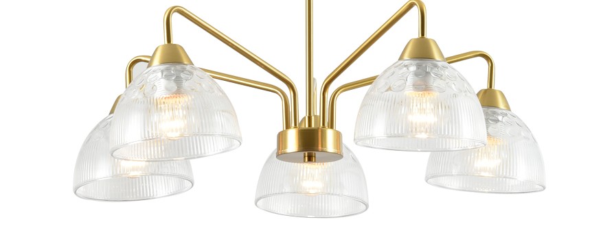 Zoom sur le lustre 5 lampes Léonore en métal doré et verre transparent. Disponible sur Dakar, Sénégal