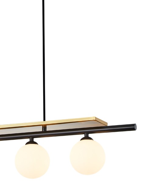 Vue agrandie sur le détail du lustre 4 lampes Champagne en métal noir, laiton et verre blanc