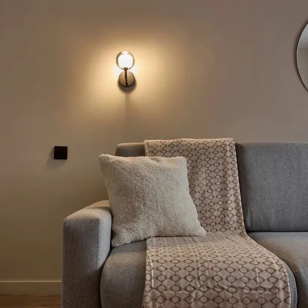 Applique Zora en métal noir mat avec verre fumé opale